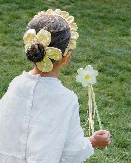 Girls holding daisy wand with streamers