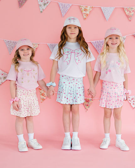 Girls wearing cute spring outfits